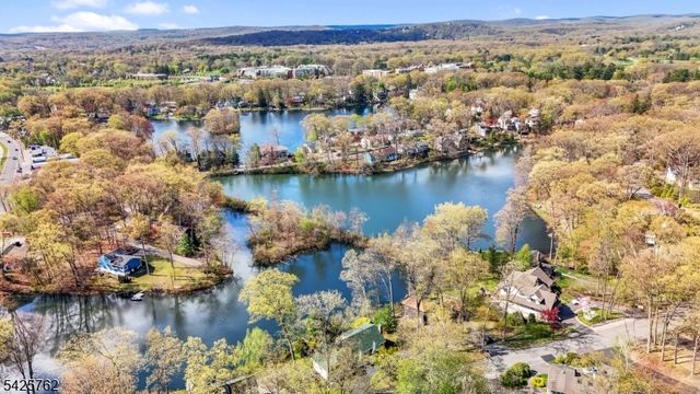 41 Lakewood Dr, Mountain Lakes Boro, NJ 07046