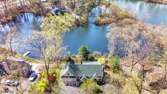 41 Lakewood Dr, Mountain Lakes Boro, NJ 07046