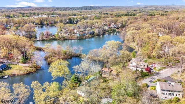 41 Lakewood Dr, Mountain Lakes Boro, NJ 07046