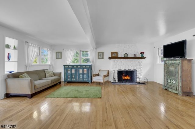 41 Lakewood Dr, Mountain Lakes Boro, NJ 07046