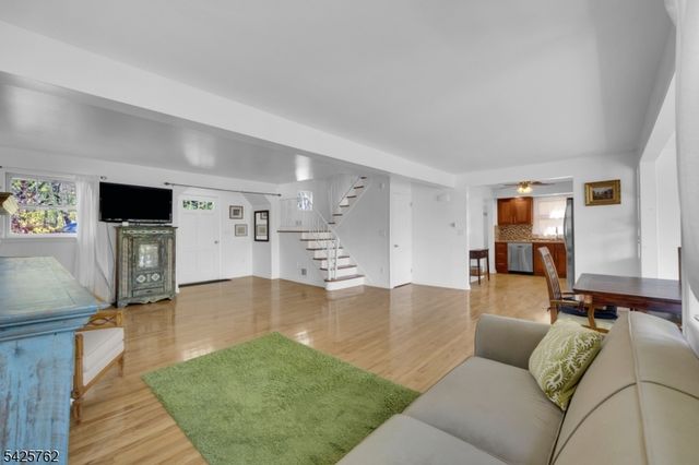 41 Lakewood Dr, Mountain Lakes Boro, NJ 07046