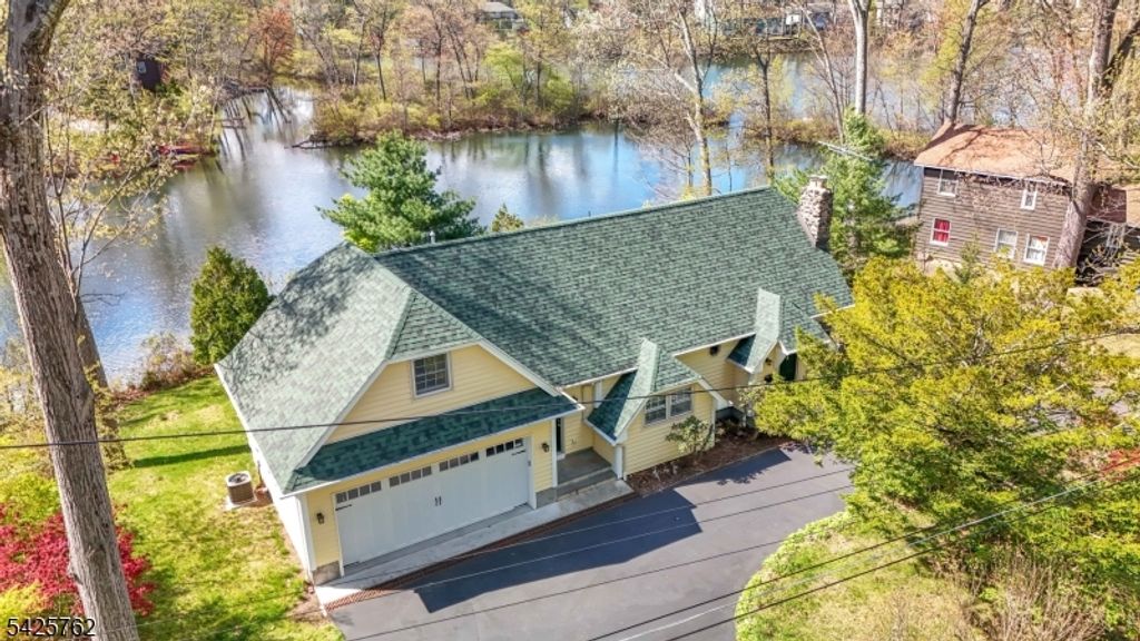 41 Lakewood Dr, Mountain Lakes Boro, NJ 07046