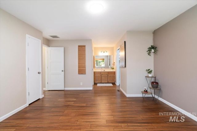 8806 W Midland St, Boise, ID 83704