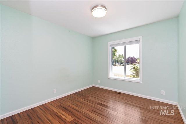 8806 W Midland St, Boise, ID 83704