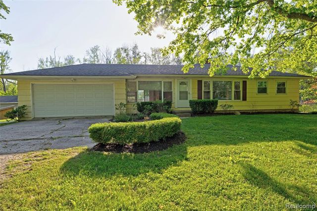 5890 Grange Hall Road, Holly, MI 48442