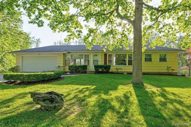 5890 Grange Hall Road, Holly, MI 48442