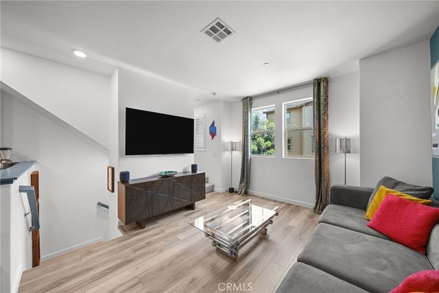 7239 N Cedar Rd, Van Nuys, CA 91405
