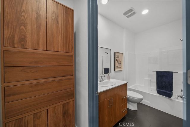 7239 N Cedar Rd, Van Nuys, CA 91405