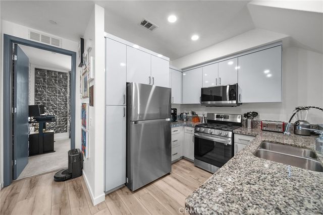 7239 N Cedar Rd, Van Nuys, CA 91405