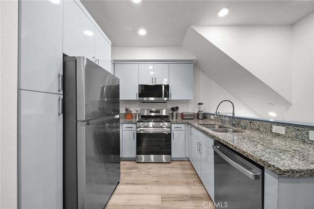 7239 N Cedar Rd, Van Nuys, CA 91405