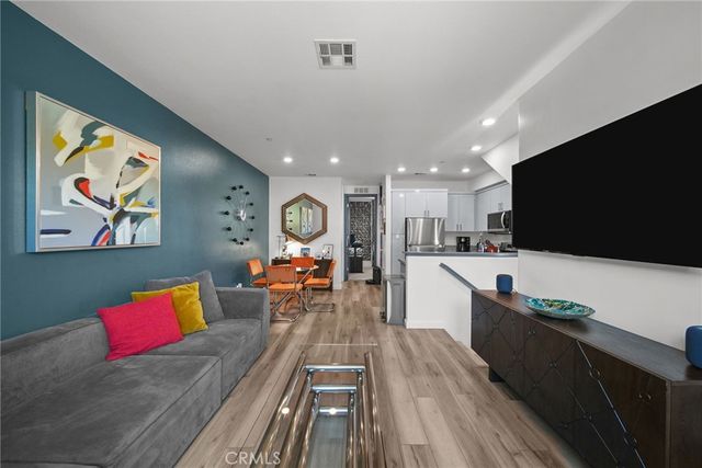 7239 N Cedar Rd, Van Nuys, CA 91405