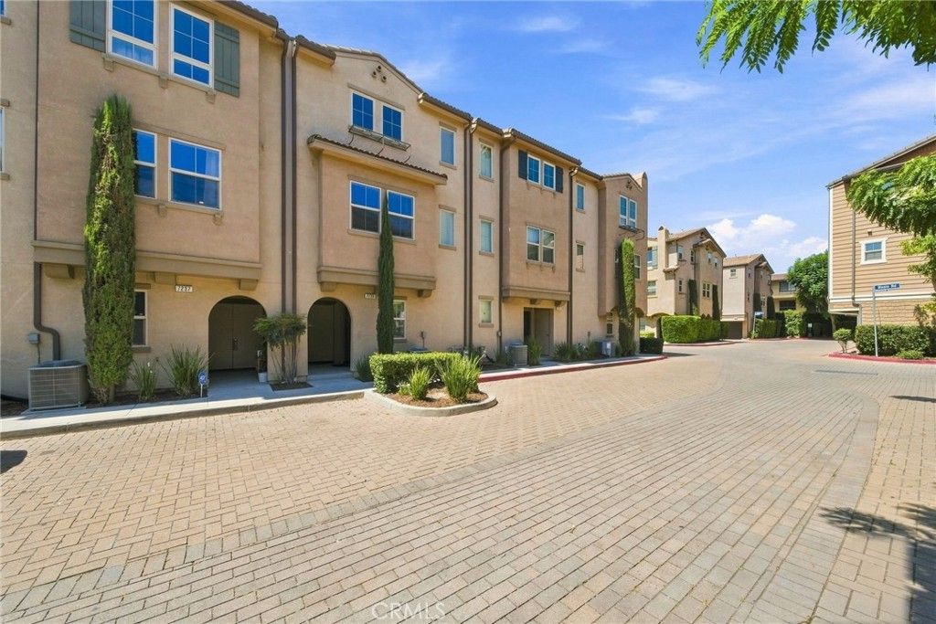 7239 N Cedar Rd, Van Nuys, CA 91405