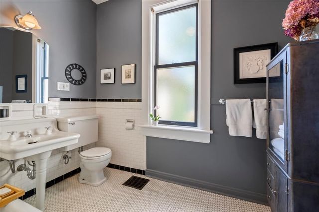 305 N Ridgeland Avenue, Oak Park, IL 60302