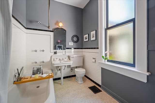 305 N Ridgeland Avenue, Oak Park, IL 60302