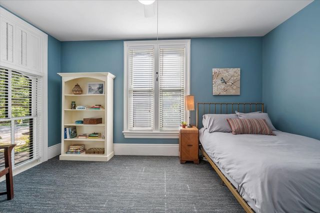 305 N Ridgeland Avenue, Oak Park, IL 60302