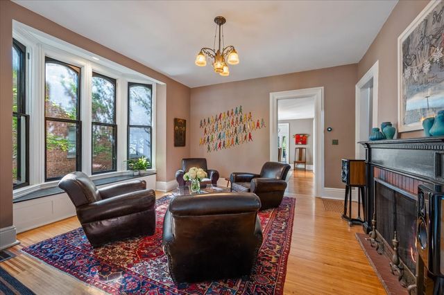 305 N Ridgeland Avenue, Oak Park, IL 60302