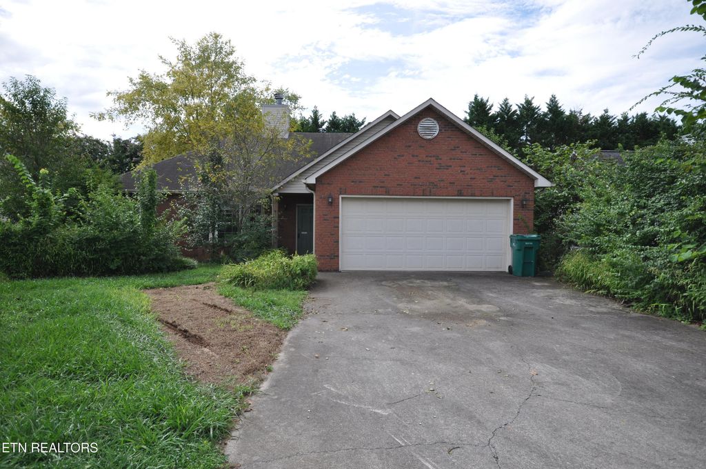 1814 Hunters Hill Blvd, Maryville, TN 37803