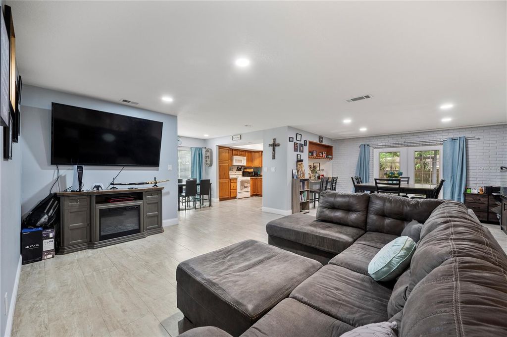 Image 13 of property listing at 1123 KNIGHTS PLACE, Lakeland, FL 33813