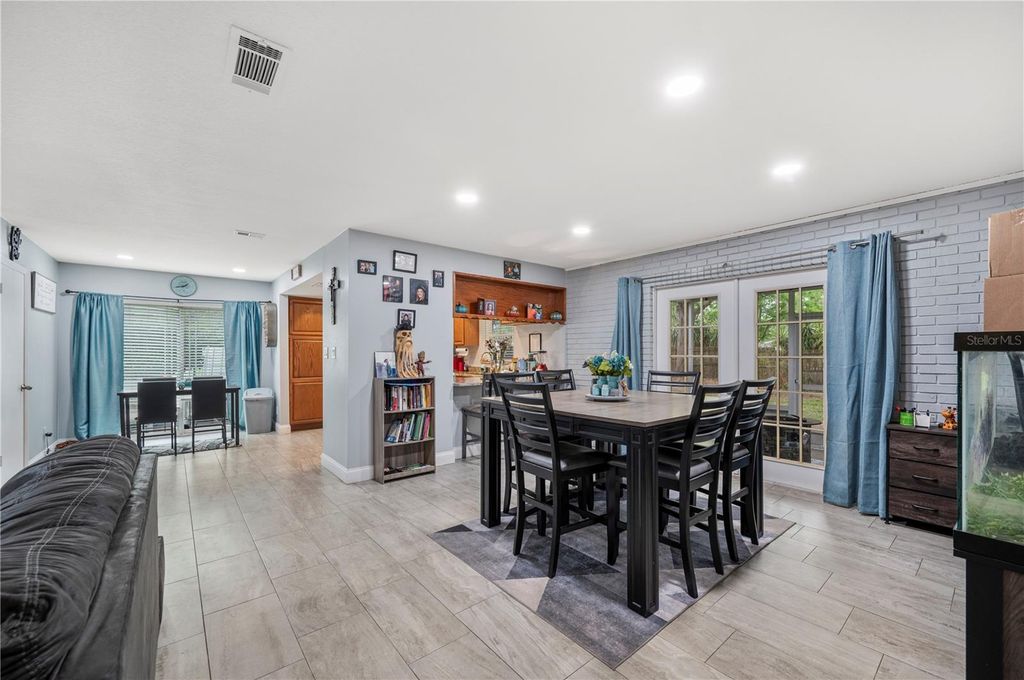 Image 14 of property listing at 1123 KNIGHTS PLACE, Lakeland, FL 33813