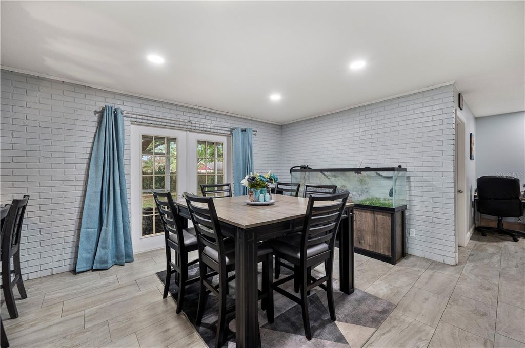 Image 15 of property listing at 1123 KNIGHTS PLACE, Lakeland, FL 33813