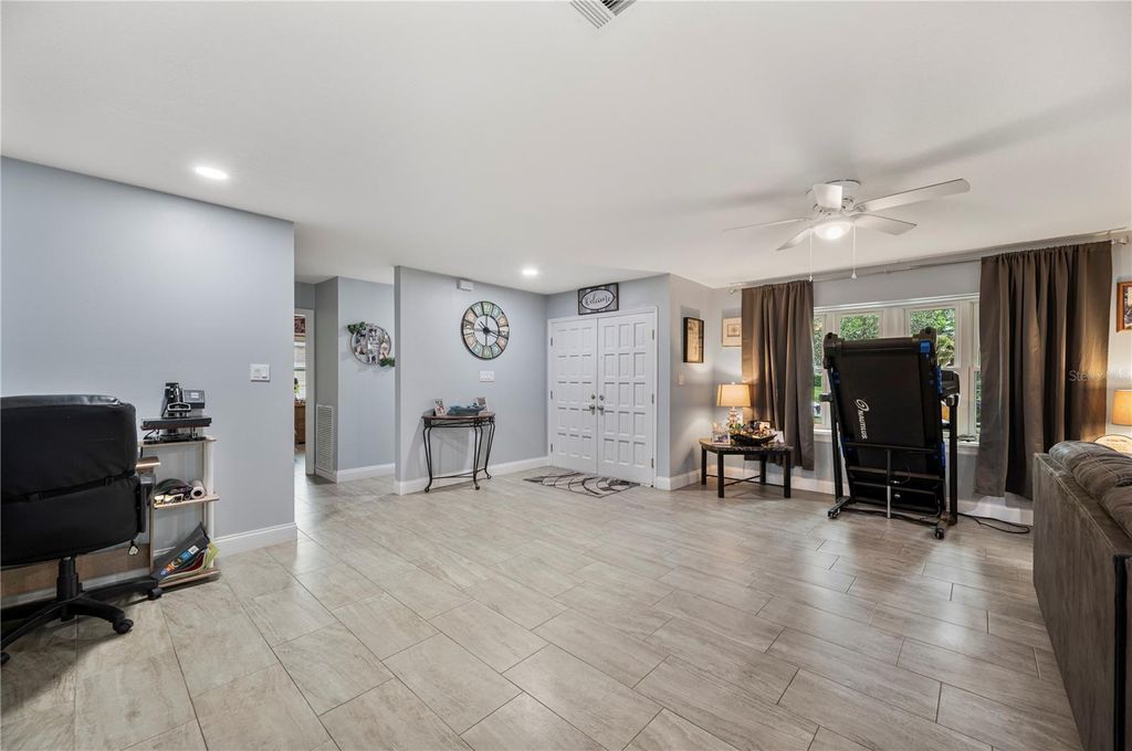 Image 16 of property listing at 1123 KNIGHTS PLACE, Lakeland, FL 33813