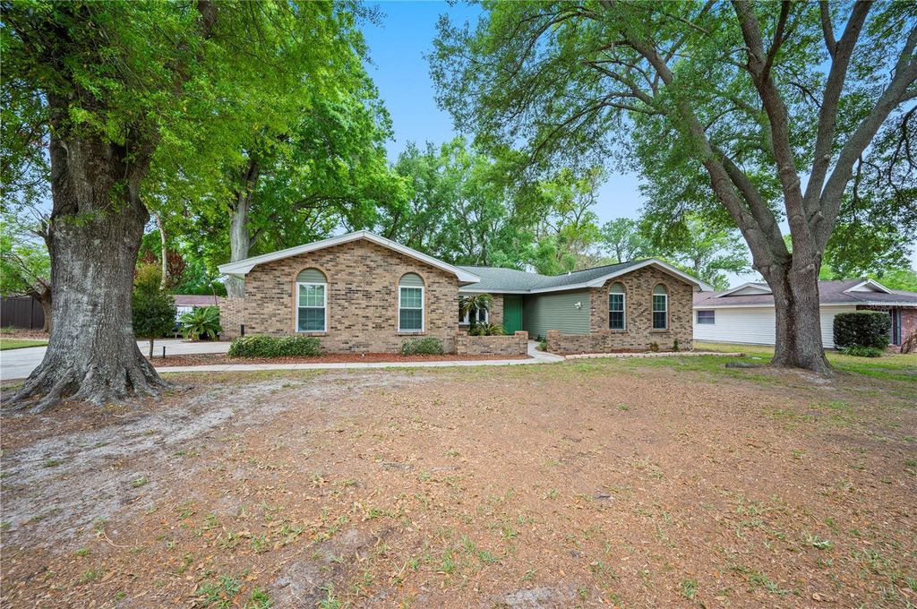 Image 3 of property listing at 1123 KNIGHTS PLACE, Lakeland, FL 33813