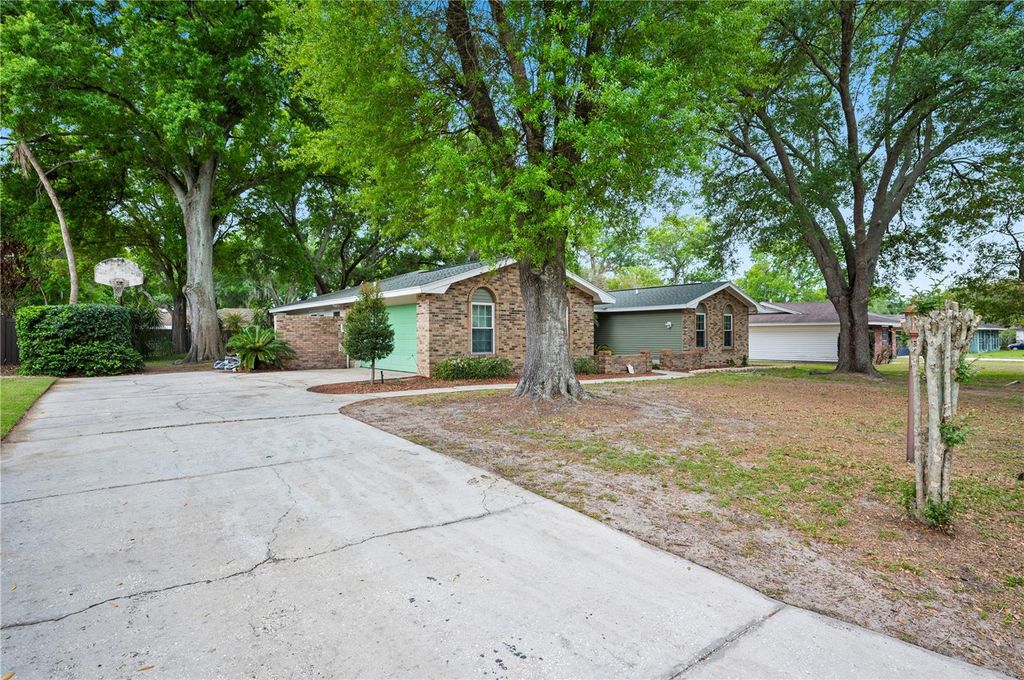 Image 4 of property listing at 1123 KNIGHTS PLACE, Lakeland, FL 33813