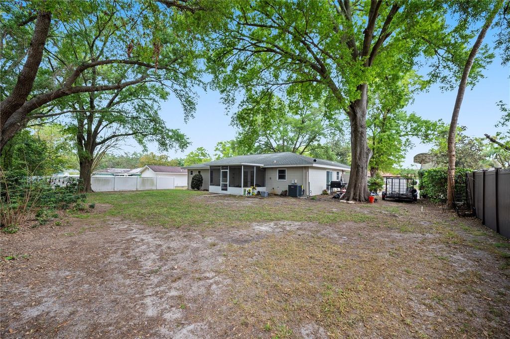 Image 7 of property listing at 1123 KNIGHTS PLACE, Lakeland, FL 33813