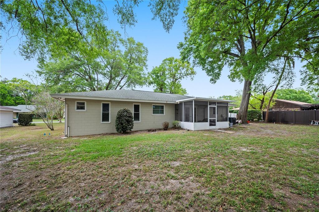 Image 8 of property listing at 1123 KNIGHTS PLACE, Lakeland, FL 33813