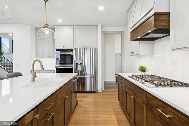 5042 Airlake Draw, Woodbury, MN 55129