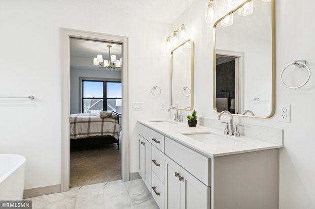 5042 Airlake Draw, Woodbury, MN 55129