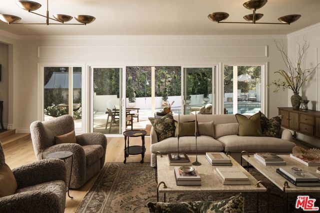 4963 Queen Victoria Road, Woodland Hills (los Angeles), CA 91364