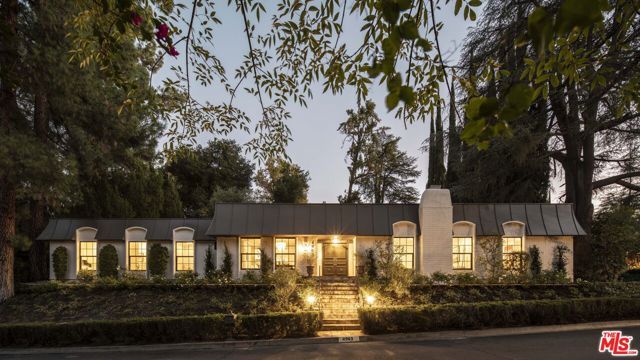 4963 Queen Victoria Road, Woodland Hills (los Angeles), CA 91364