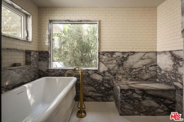 4963 Queen Victoria Road, Woodland Hills (los Angeles), CA 91364