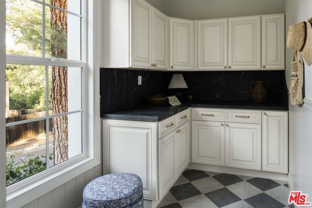 4963 Queen Victoria Road, Woodland Hills (los Angeles), CA 91364