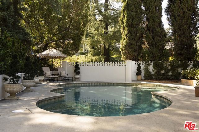 4963 Queen Victoria Road, Woodland Hills (los Angeles), CA 91364
