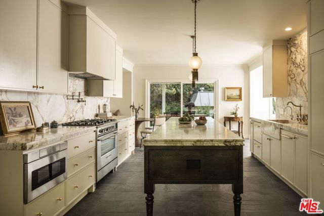 4963 Queen Victoria Road, Woodland Hills (los Angeles), CA 91364