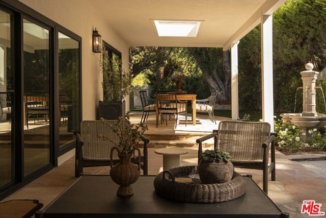 4963 Queen Victoria Road, Woodland Hills (los Angeles), CA 91364