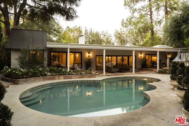 4963 Queen Victoria Road, Woodland Hills (los Angeles), CA 91364