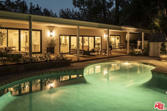 4963 Queen Victoria Road, Woodland Hills (los Angeles), CA 91364