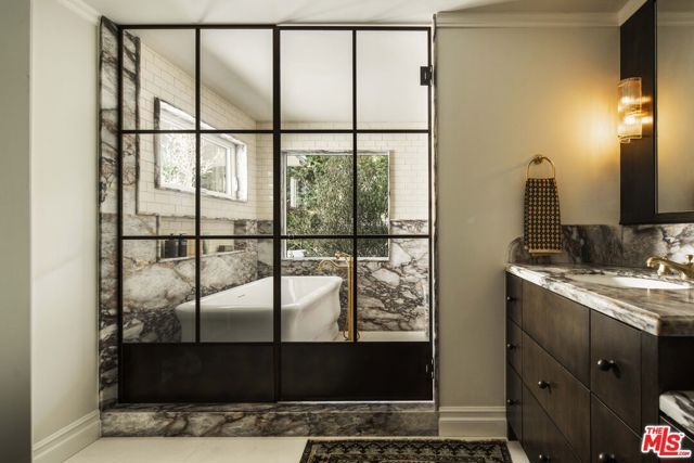 4963 Queen Victoria Road, Woodland Hills (los Angeles), CA 91364