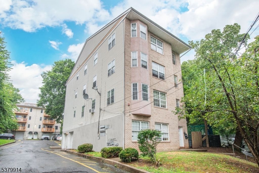23 Parkway Dr, East Orange City, NJ 07017