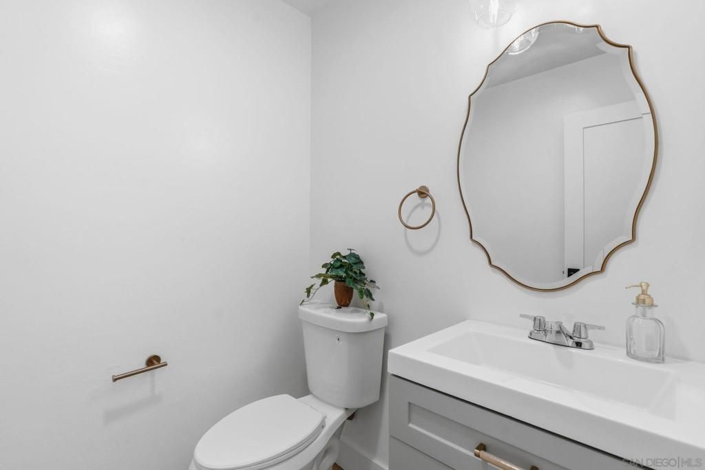 Image 14 of property listing at 713 719 D AVENUE, Coronado, CA 92118