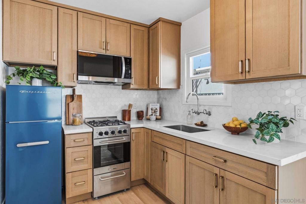 Image 18 of property listing at 713 719 D AVENUE, Coronado, CA 92118