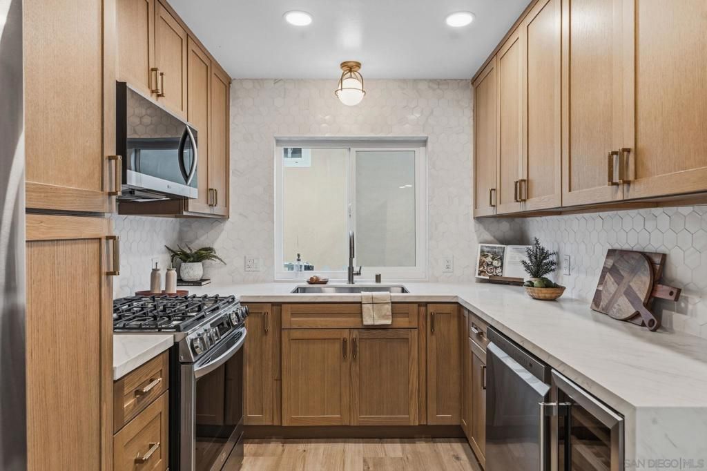 Image 1 of property listing at 713 719 D AVENUE, Coronado, CA 92118