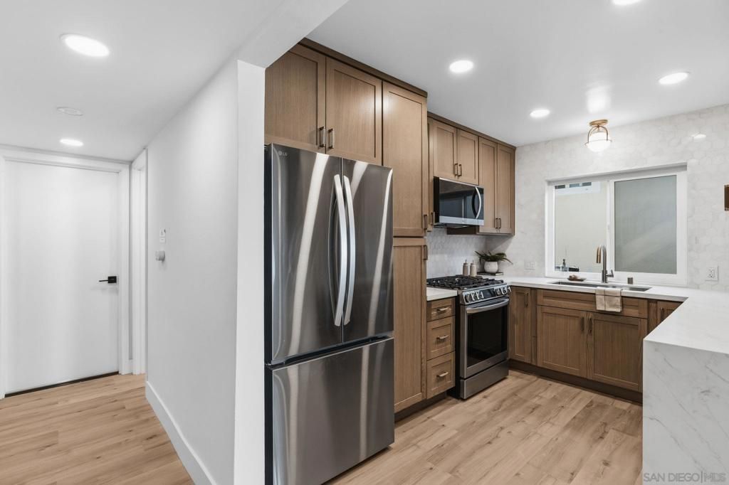 Image 5 of property listing at 713 719 D AVENUE, Coronado, CA 92118