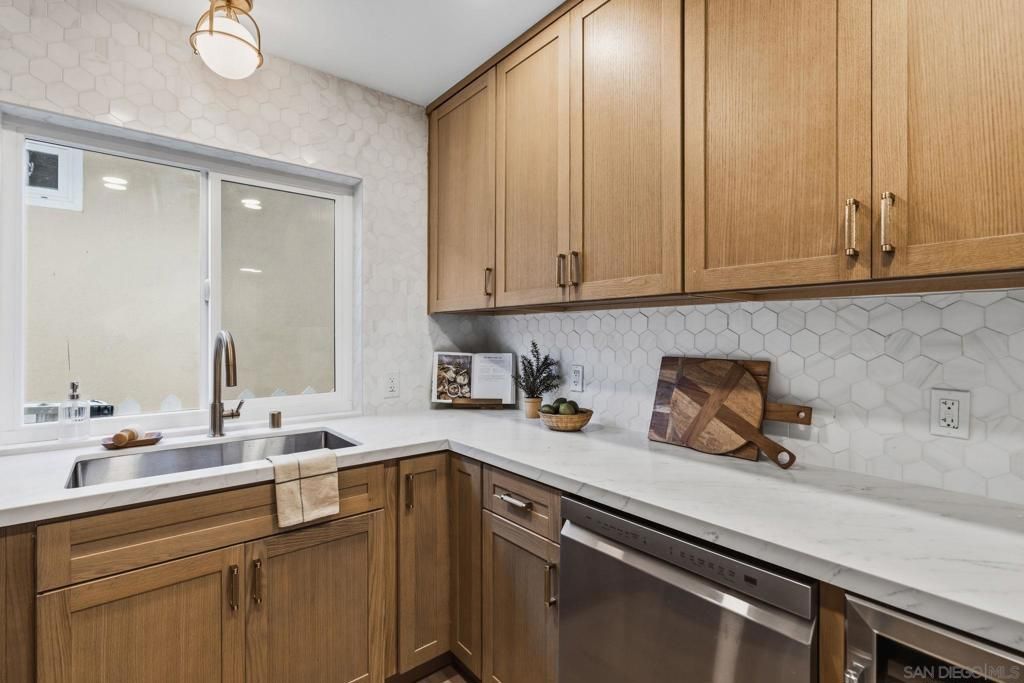 Image 6 of property listing at 713 719 D AVENUE, Coronado, CA 92118