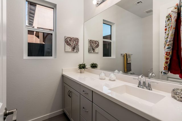 927 E PASEO Way, Phoenix, AZ 85042