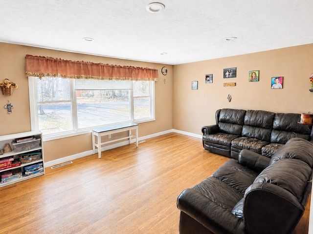48 Sullivan Dr, Northbridge, MA 01588
