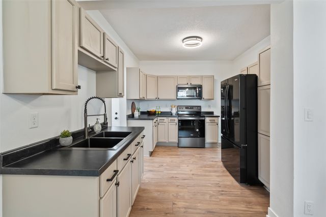 906 Cleveland Avenue, Des Moines, IA 50316